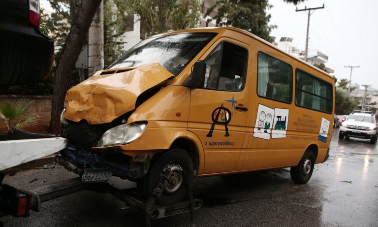Τροχαίο με σχολικό λεωφορείο στη Βούλα – Τραυματίστηκαν δέκα παιδιά