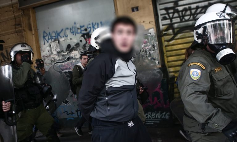 Τρομερά επεισόδια στο συλλαλητήριο μαθητών – Μολότοφ στη Βουλή! (vids)