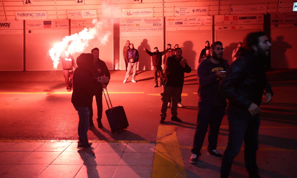 ΑΕΚ: Θερμή υποδοχή με καπνογόνα στην Κρήτη (pics)