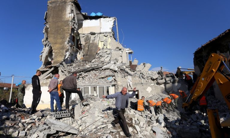 Αλβανία: Ανασύρθηκαν ένα ζευγάρι και το κοριτσάκι τους – Στους 40 οι νεκροί (vids)