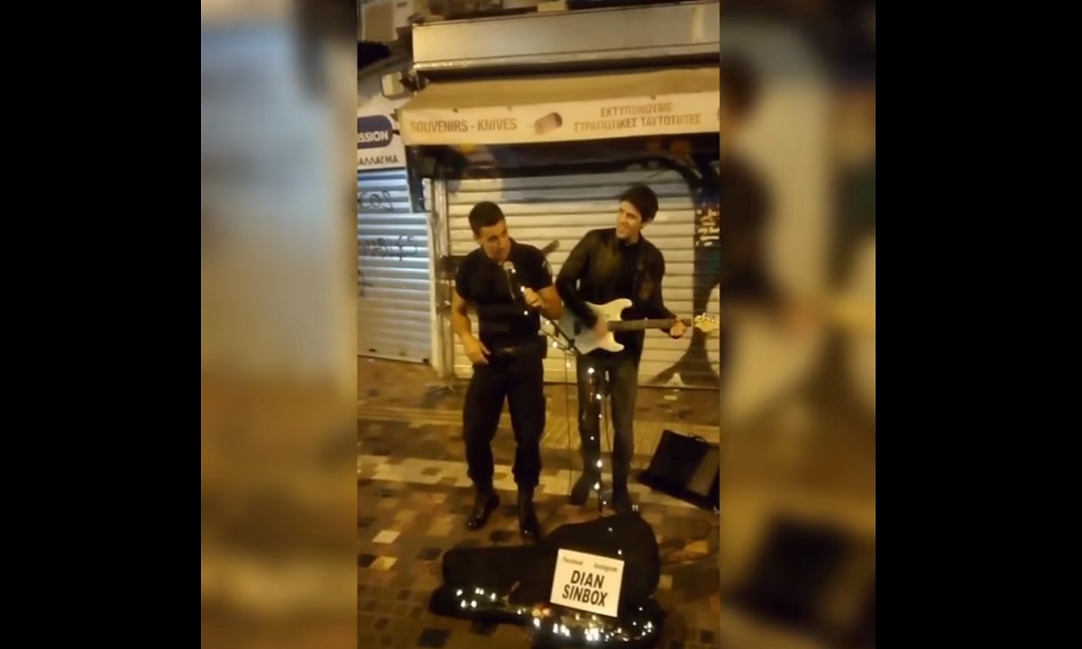 Αστυνομικός τραγουδάει το «Stand by Me» στο Μοναστηράκι και γίνεται viral (vid)