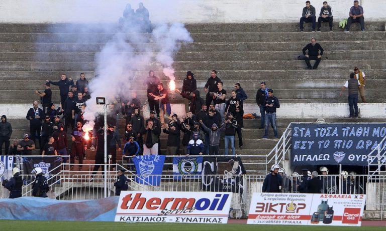 Χαμός στο Αιγάλεω: Οπαδός έσκισε φανέλα ποδοσφαιριστή – Συμπλοκές με τα ΜΑΤ! (vids)