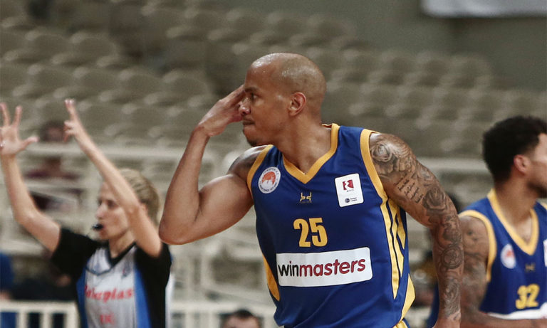 Περιστέρι: Το δίλεπτο ρεσιτάλ του Χάτσερ (vid)