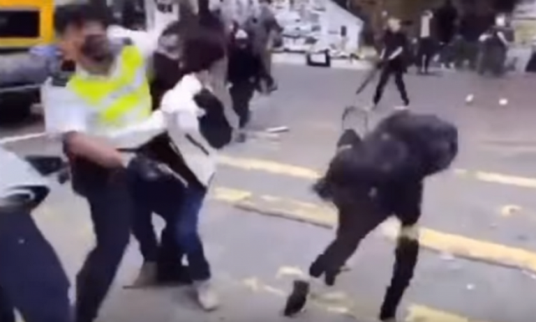 Βίντεο-σοκ: Αστυνομικός πυροβόλησε διαδηλωτή (vid)