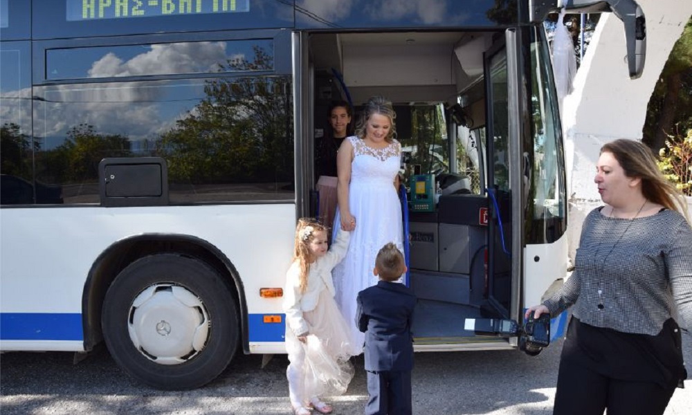 Κοζάνη: Ζευγάρι οδηγών του ΚΤΕΛ παντρεύεται και η νύφη φτάνει με αστικό (pics-vid)