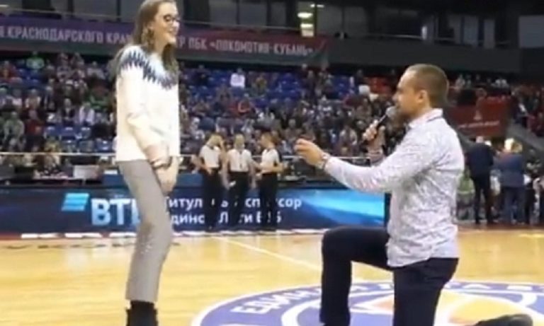 Λοκομοτίβ Κουμπάν-Ζιέλονα Γκόρα: Πρόταση γάμου στο γήπεδο! (vid)