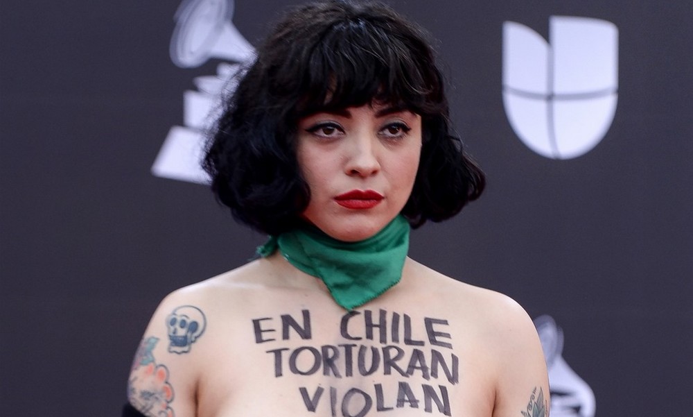 Mon Laferte: H Χιλιανή έδειξε το στήθος της σε ένδειξη διαμαρτυρίας (vid)
