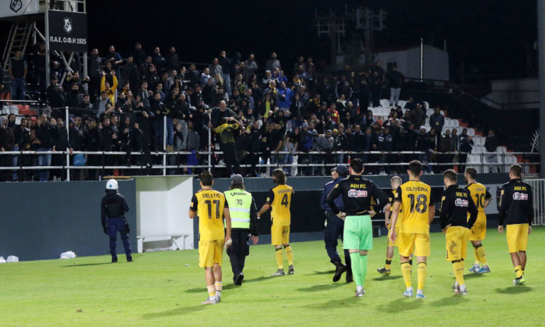 ΑΕΚ: Οι παίκτες τα άκουσαν και στο αεροδρόμιο!