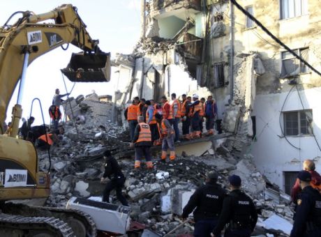 Αλβανία: Αποθέωση στον κόσμο του ΠΑΟΚ που βοηθάει τους σεισμόπληκτους
