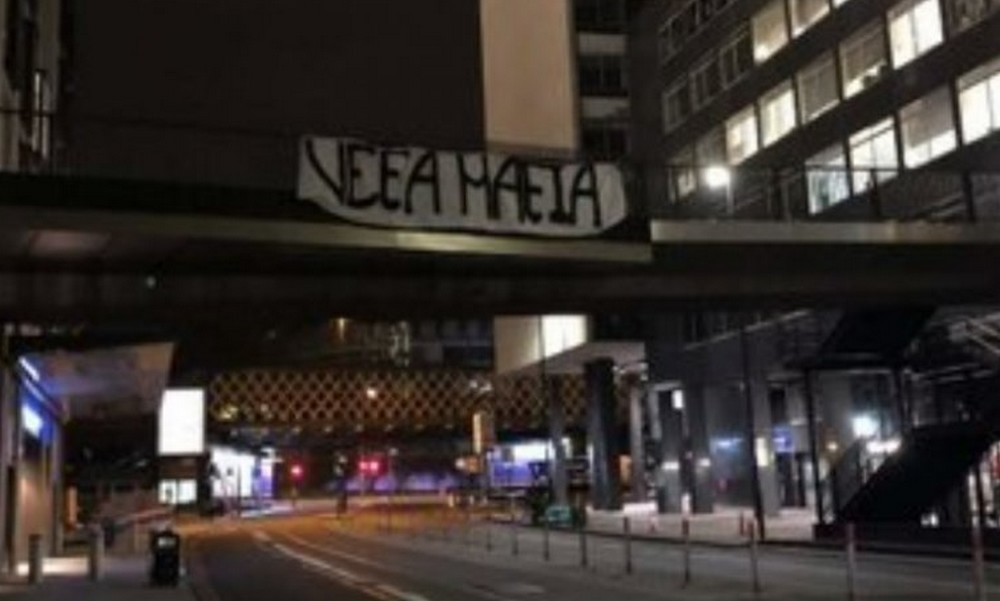Άγιαξ: Γέμισαν το Λονδίνο με πανό «UEFA Mafia» οι Ολλανδοί (pics)