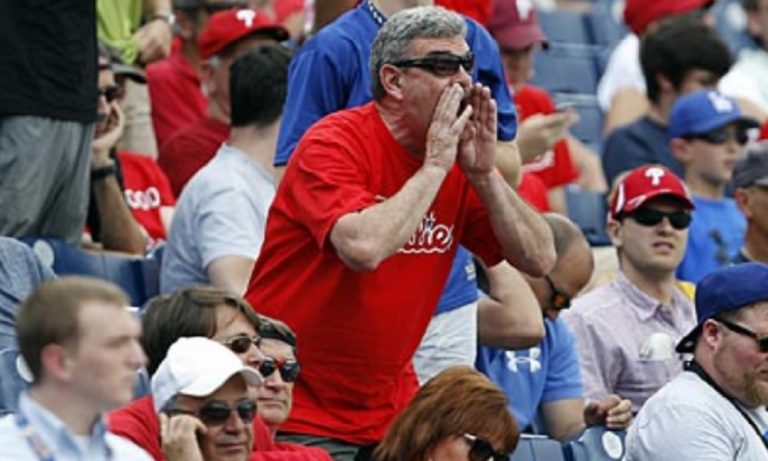 Στο μπάσκετ πληρώνει ο μπαμπάς για να παίζει ο γιός!  (Vid)