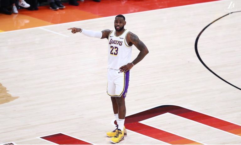 NBA: Νίκησαν και στη Γιούτα οι Λέικερς, ξέσπασε το Πόρτλαντ (vids)