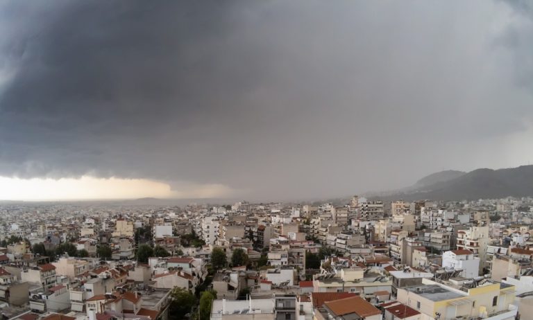 Καιρός (2/12): Αραιές νεφώσεις και σποραδικές βροχές