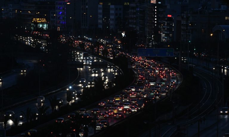 Ακινητοποιημένα τα αυτοκίνητα, με δυσκολία η κίνηση στους δρόμους