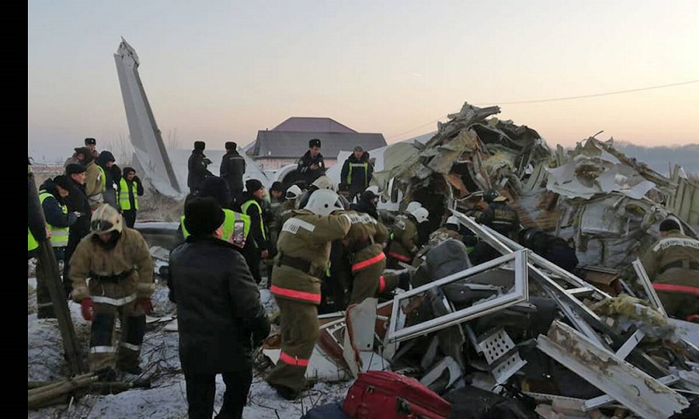 Καζακστάν: Συνετρίβη αεροσκάφος με 100 επιβάτες – Νεκροί και τραυματίες (vids)