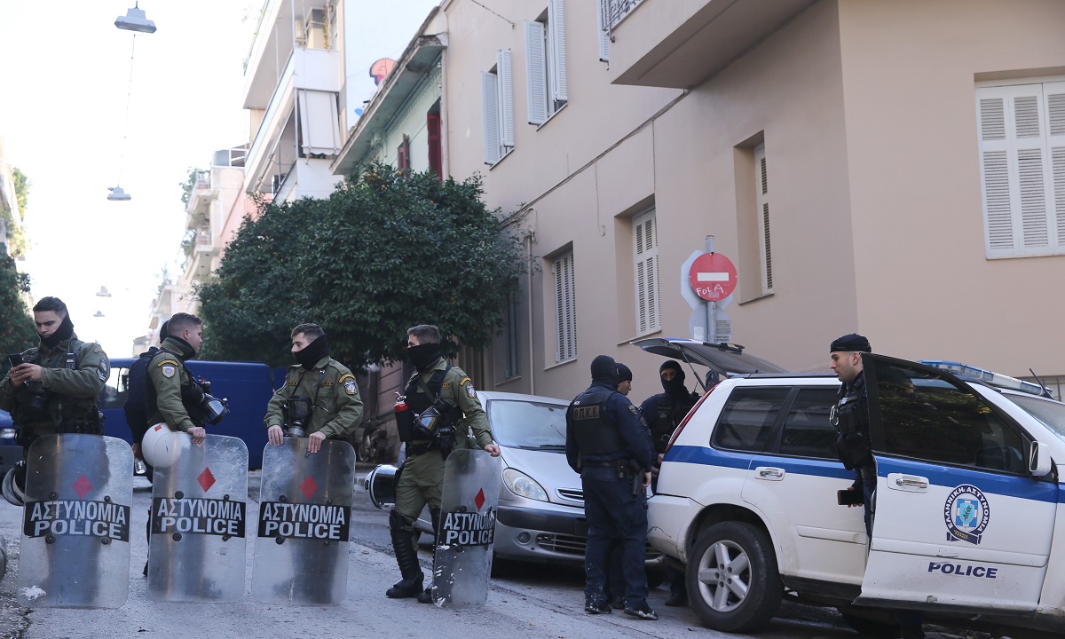 Κουκάκι: Τριπλή αστυνομική επιχείρηση για εκκένωση σε καταλήψεις (vids)