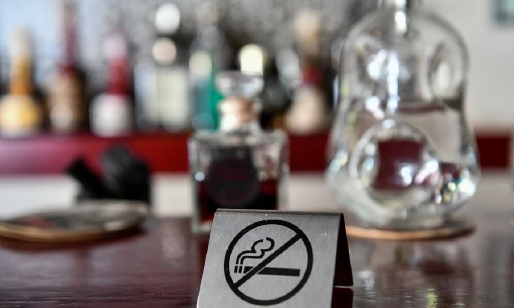 Αντικαπνιστικός νόμος: Πελάτες βγαίνουν για να καπνίσουν και γίνονται «καπνός»