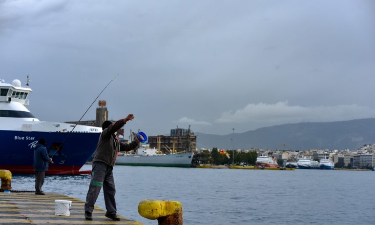 Απαγορευτικό απόπλου: Σε ποια λιμάνια είναι δεμένα τα πλοία (vid)