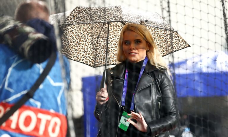 Με λεοπάρ ομπρέλα στο «Καραΐσκάκη» η «εκρηκτική» Τατιάνα Σαΐκοβιτς (pics)