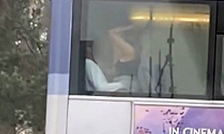 Ασυγκράτητο ζευγάρι έκανε έρωτα μέσα σε λεωφορείο (pics+vid)