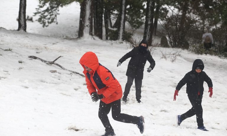 Χιονίζει στην Αθήνα, σε ποιες περιοχές πέφτει χιόνι