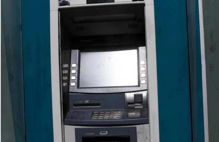 Γιατί τράπεζα μας χρέωσε με 5 ευρώ την Πρωτοχρονιά;