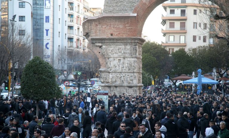 Χαμός στη Θεσσαλονίκη και συγκέντρωση διαμαρτυρίας: «Πείτε μας πόσους βαθμούς χρειάζονται για να το πάρουν;»