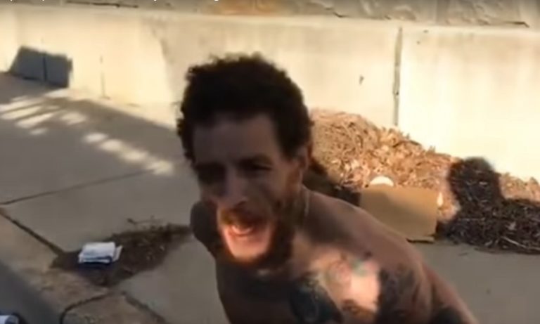 Ο Ντελόντε Γουέστ σε άθλια κατάσταση ξυλοκοπείται στο δρόμο! (vids)