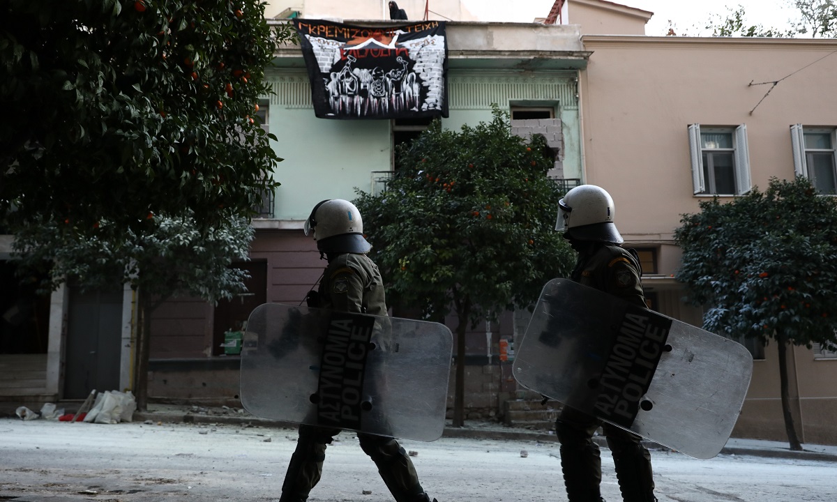 Επιχείρηση της ΕΛΑΣ στο Κουκάκι σε κτίρια που ανακατέλαβαν αντιεξουσιαστές