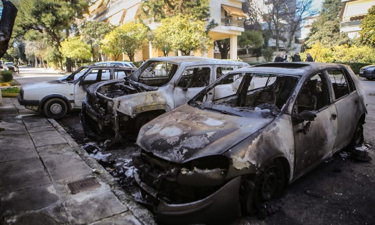 Νέοι εμπρησμοί σε αυτοκίνητα – Επιθέσεις σε 20 οχήματα (pics)