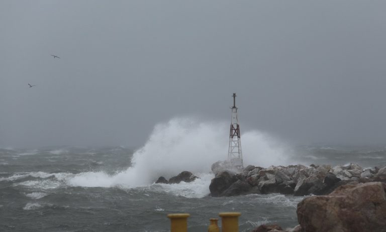 Καιρός 8/1: Αποχωρεί σταδιακά ο «Ηφαιστίων»