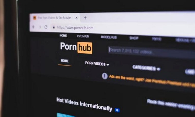 Pornhub: Βαρήκοος έκανε μήνυση γιατί δεν καταλάβαινε τους διαλόγους