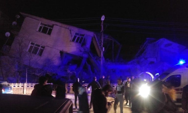 Μεγάλος σεισμός 6,8 Ρίχτερ στην Τουρκία (vids)