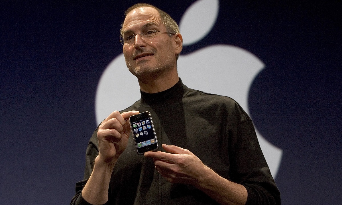 Ο Στιβ Τζομπς παρουσιάζει το πρώτο iPhone (vid)