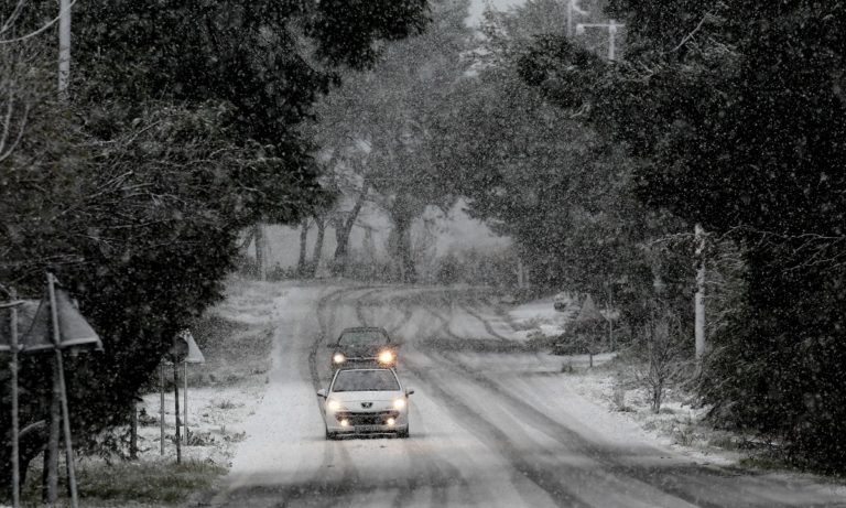 Σαρώνει τη χώρα ο «Ηφαιστίων»: Σοβαρά προβλήματα σε όλη την επικράτεια