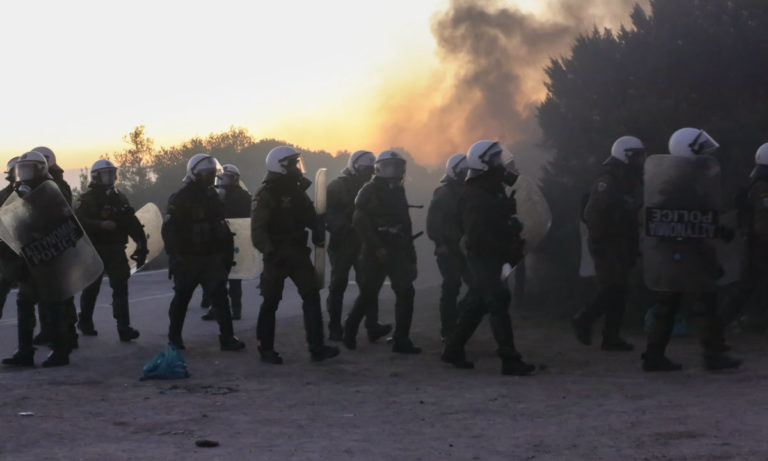 Λέσβος: Ξεσηκωμός του κόσμου, χρήση χημικών από την Αστυνομία (vids)
