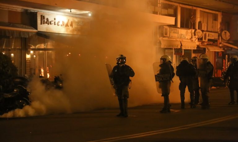 Λέσβος – Χίος: Με εντολή Μητσοτάκη αποσύρονται οι δυνάμεις των ΜΑΤ (vid)