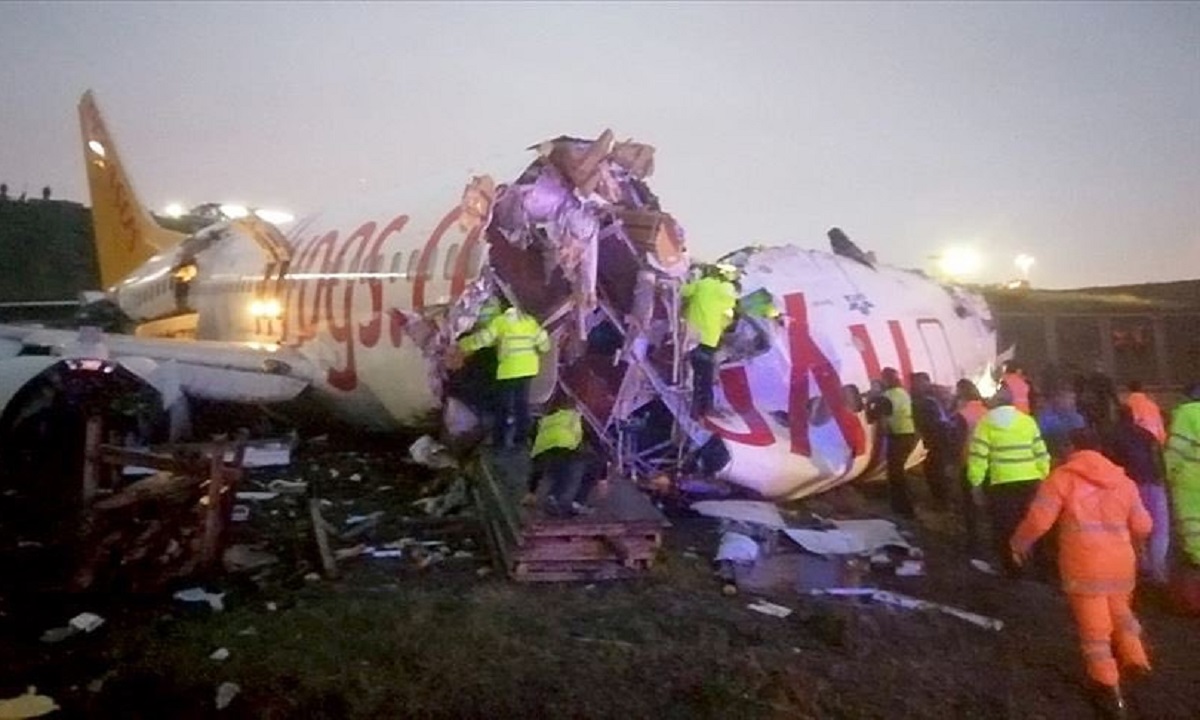 Κωνσταντινούπολη: Αεροσκάφος κόπηκε στα δύο (vid+pics)