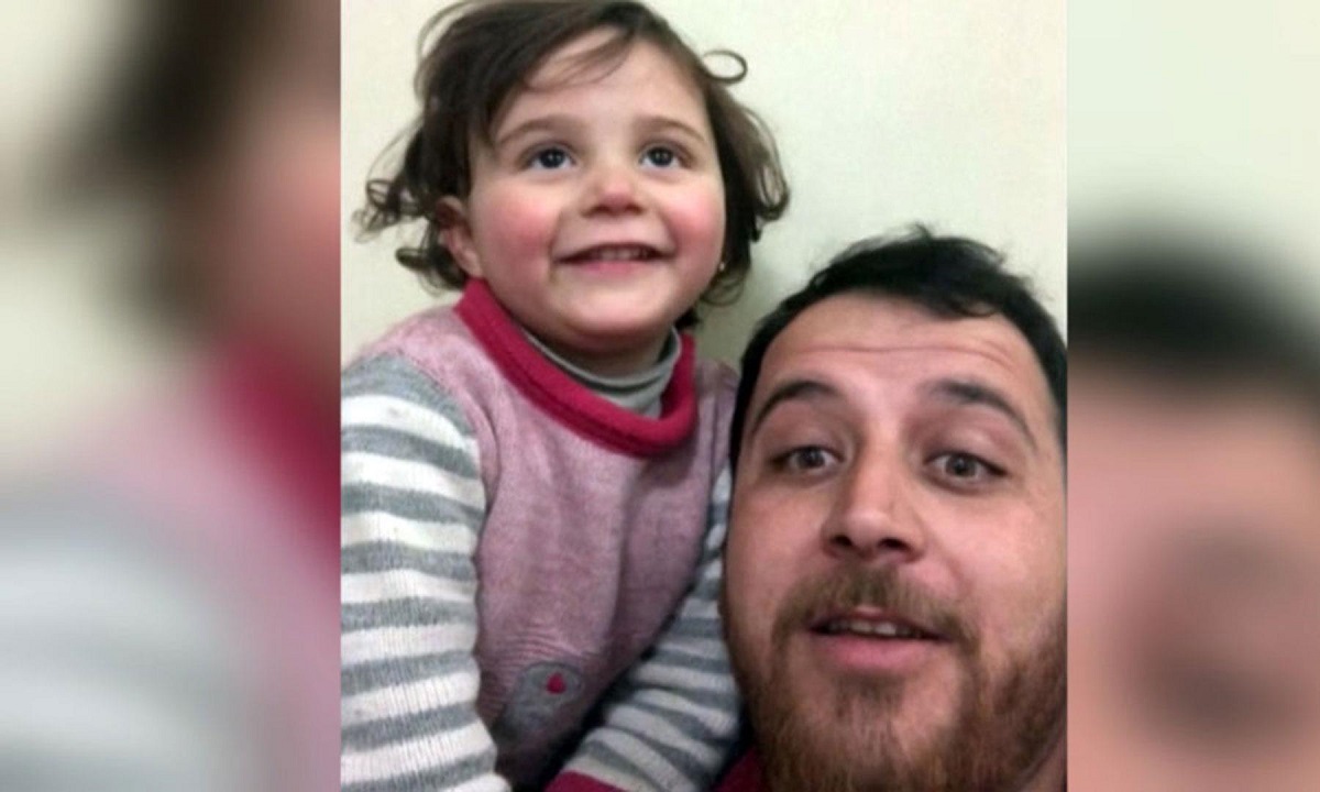 Σύριος πατέρας μαθαίνει στην κόρη του να γελάει κάθε φορά που πέφτουν βόμβες (vid)