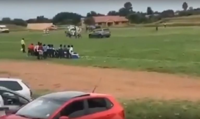 Οπαδός καβαλάει το αμάξι του και πάει να πατήσει διαιτητή! (vid)