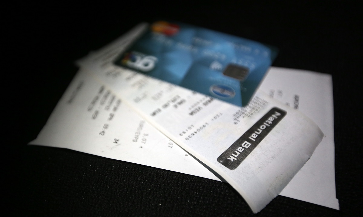 Ηλεκτρονικές αποδείξεις: Πληρωμή με κάρτα ή έξτρα φόρος 22%