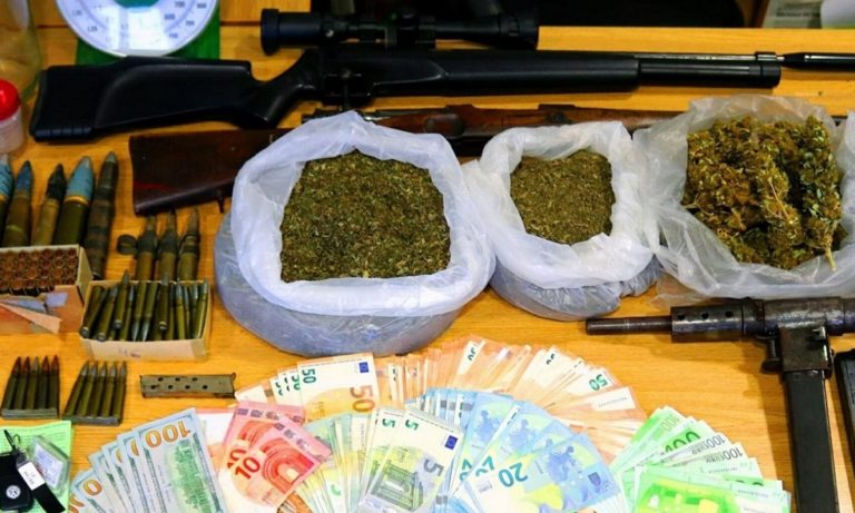 Μαγνησία: Συνελήφθη διάσημη παίκτρια ριάλιτι με όπλα και ναρκωτικά! (vid)