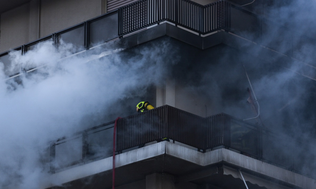 Παλαιό Φάληρο: Μεγάλη φωτιά σε διαμέρισμα – Απεγκλωβίστηκαν δύο γυναίκες (vid)