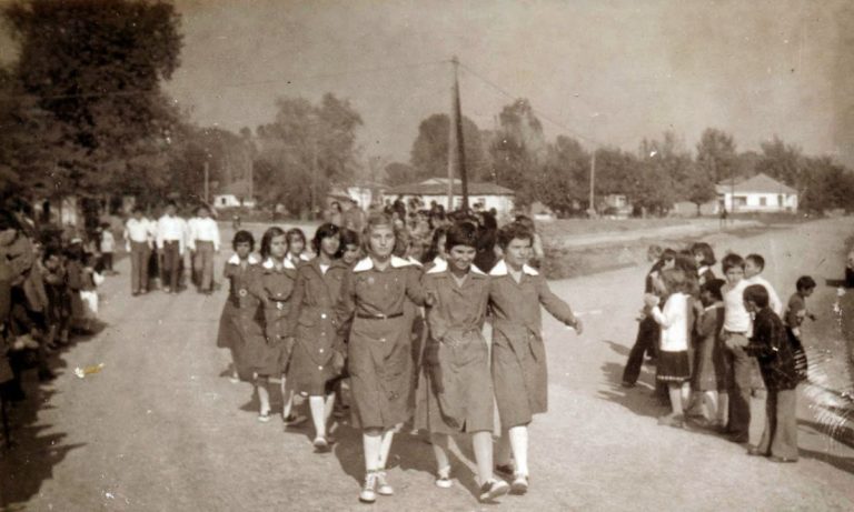 Όταν καταργήθηκε η σχολική ποδιά