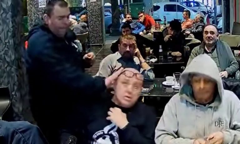 Ο Ραπτόπουλος τρώει επική σφαλιάρα! (vid)