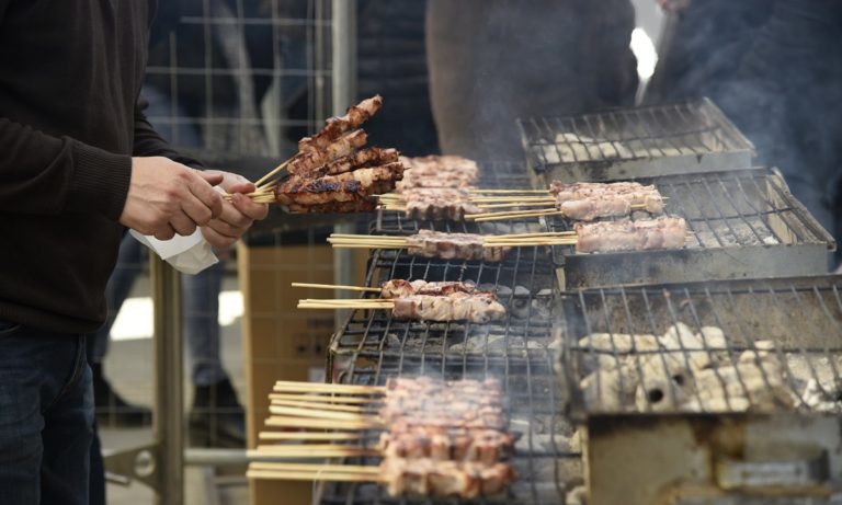 Τσικνοπέμπτη: Ο καιρός χαλάει τα σχέδια – Βροχή οι ακυρώσεις! (vid)