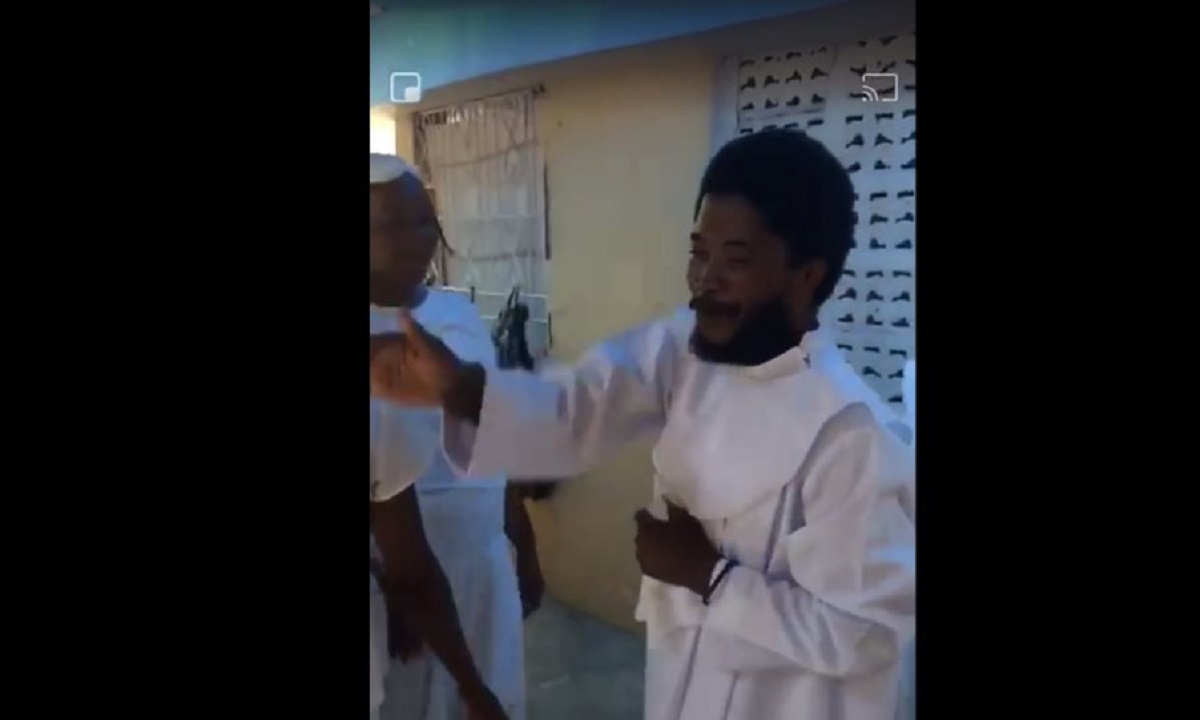 Κορονοϊός: Αφρικανοί τον «ξορκίζουν» με χιούμορ! (vid)