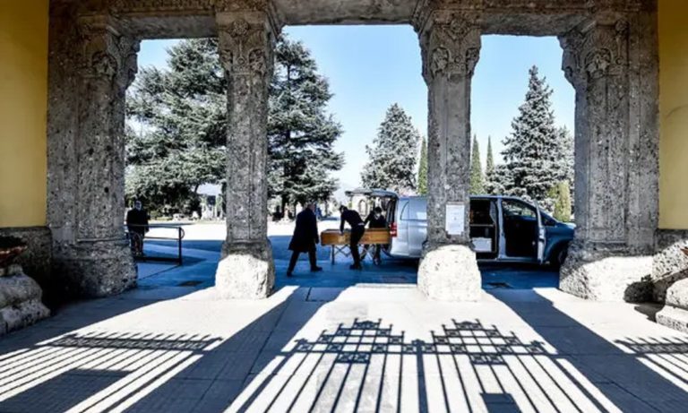 Κορονοϊός – Ιταλία: ΣΟΚ! Η εκκλησία των Αγίων Πάντων στο Μπέργκαμο γεμάτη φέρετρα! (pic)