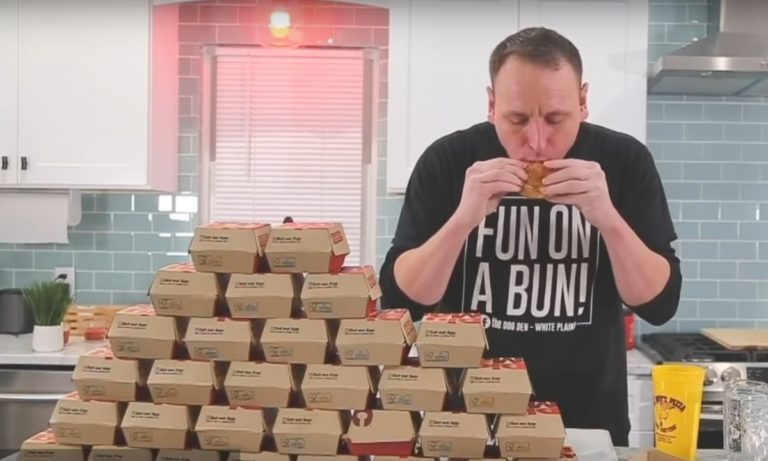 Τυπάρα καταβροχθίζει 32 μπέργκερ σε 38 λεπτά, μπαίνει στο βιβλίο Γκίνες! (vid)