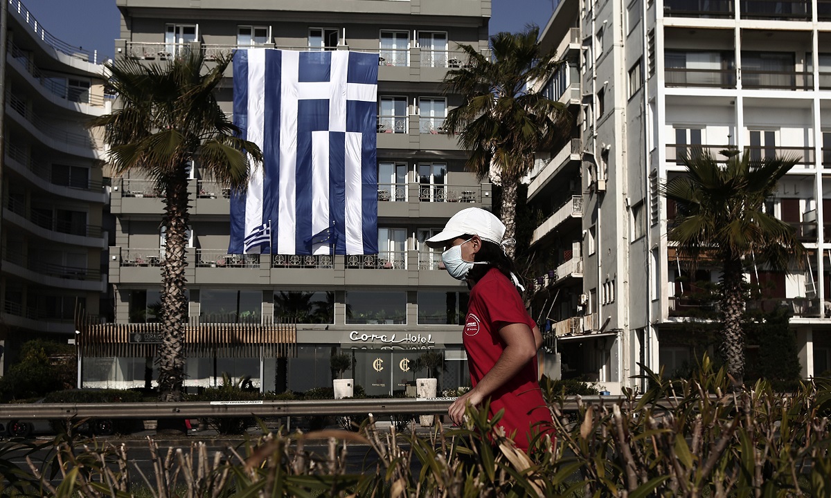 Κορονοϊός – Ελλάδα: Η τεράστια ελληνική σημαία στα νότια προάστια (pics)
